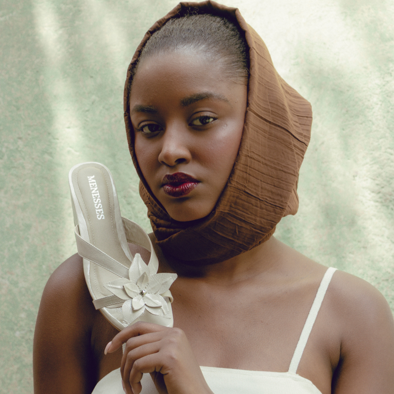 SANDALIA FLOR DE LA CANELA - HUESO